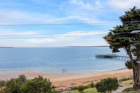Beachfront Bliss - shared indoor pool & spa, Cowes